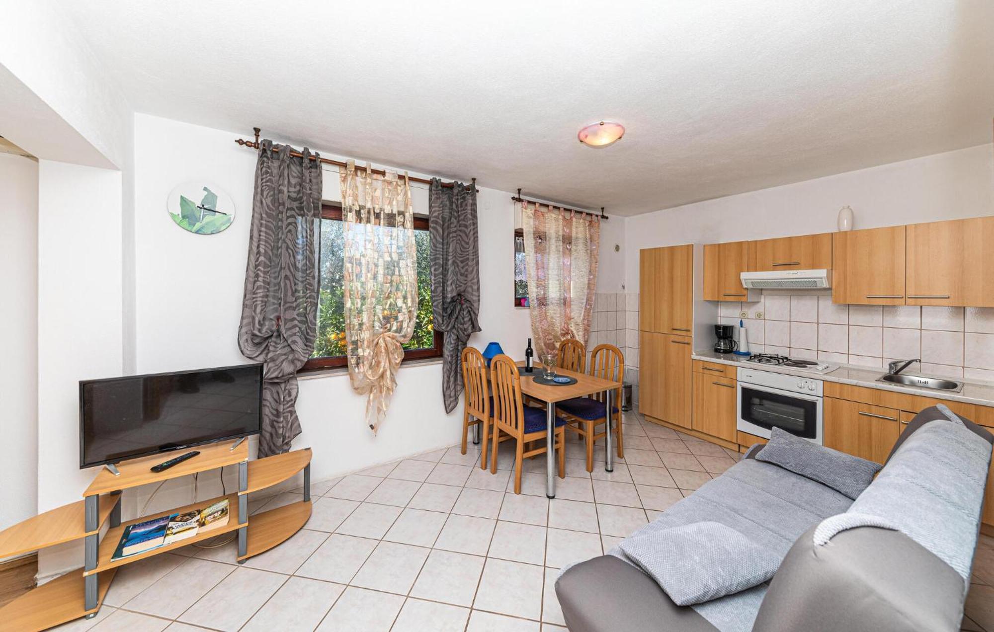 1 Bedroom Amazing In Kastel Kambelovac Apartment Kaštela